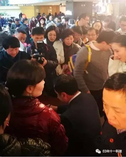 15-讀者排隊(duì)等候簽名，把趙振元圍得水泄不通.webp.jpg