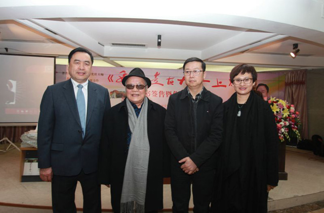 16-趙振元和四川人民出版社社長黃立新、中外散文詩學(xué)會(huì)主席、著名作家海夢親切合影.jpg