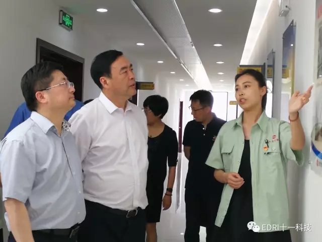 7-趙振元、孫鴻偉及會(huì)議代表參觀江蘇太極文化墻.jpg