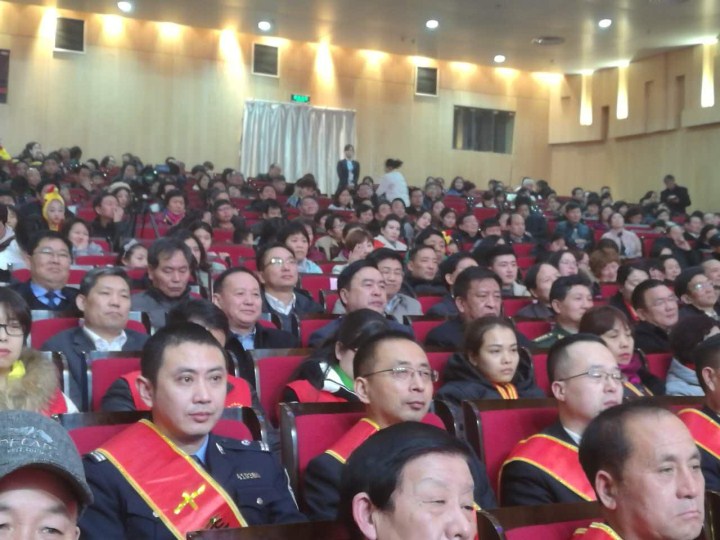 2-趙振元同志與袁三軍市委書記、市人大主任李明楨、市政協(xié)主席談得勝、駐鞏義部隊首長等一起觀看晚會.jpg