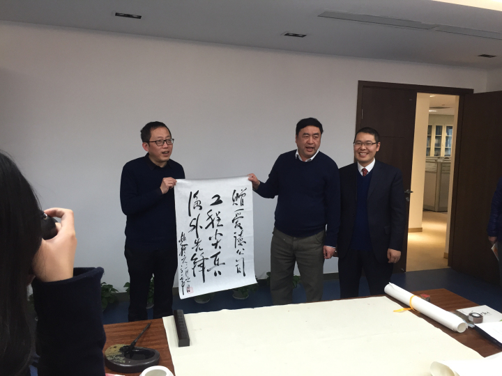 5-趙振元同志與愛德公司總經(jīng)理鄒克，首席顧問崔永祥親切合影.jpg