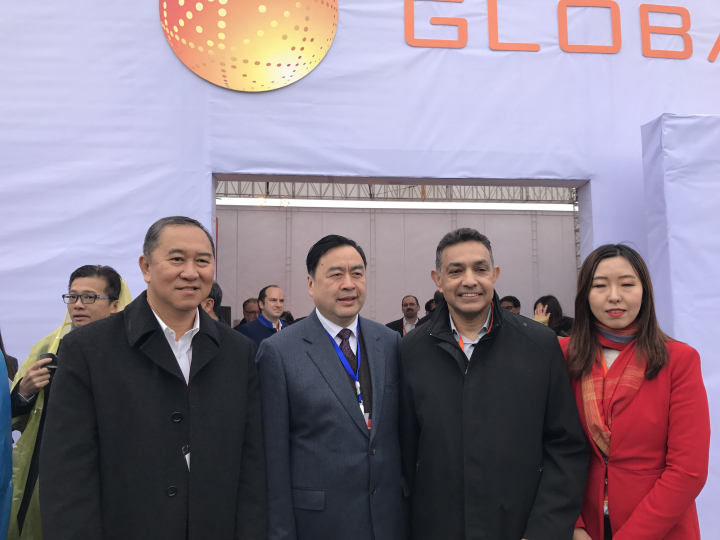 3-趙振元與格羅方德全球首席執(zhí)行官桑杰.賈（右二）、副總裁洪啟財（左一）等親切合影.jpg
