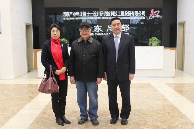 7-趙振元董事長(zhǎng)與無錫新能源商會(huì)徐慧絹會(huì)長(zhǎng)、原無錫市政協(xié)主席貢培興親切合影.jpg