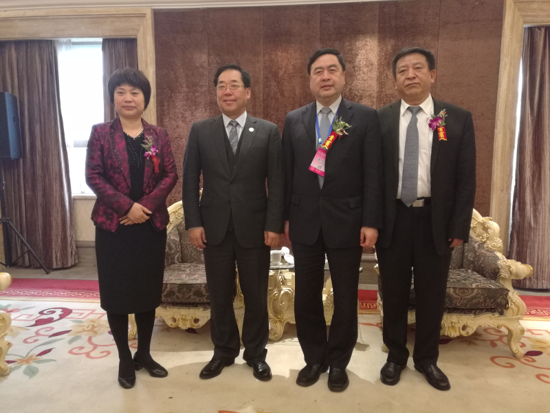 9-趙振元與袁三軍（右一）、孫淑芳（左一）、李中航（左二）親切合影.jpg