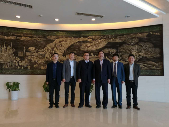 9-趙振元、周安舉、賀奎田、郭明偉與與中天集團(tuán)總裁薛馳、中天科技新能源產(chǎn)業(yè)鏈總經(jīng)理曹紅彬親切合影.jpg