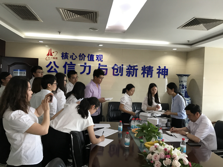 6-趙振元同志為分院干部簽名贈(zèng)書(shū).jpg