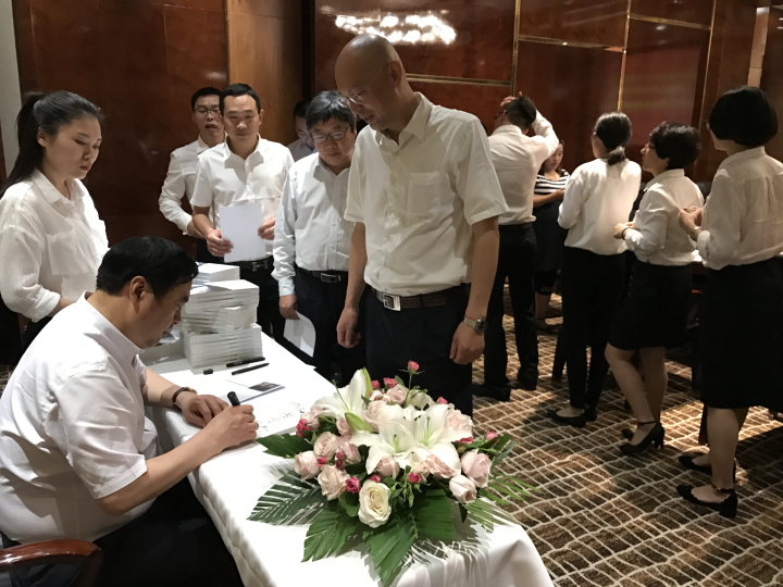 7-趙振元同志為分院干部簽名贈(zèng)書(shū).jpg