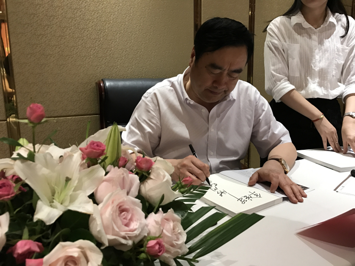 8-趙振元同志為分院干部簽名贈(zèng)書(shū).jpg